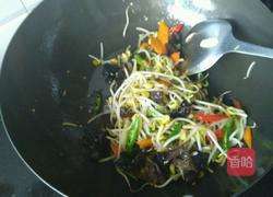 黄豆芽炒木耳的做法图解6
