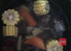 玉米红萝卜煲鸡汤的做法图解4