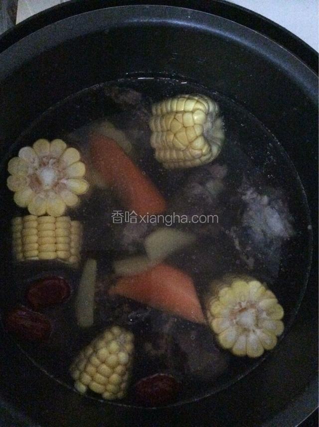 高压锅中加入适量的清水，放入鸡肉、萝卜、粟米、姜片等。