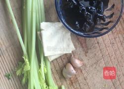 香芹木耳炒白干的做法图解1