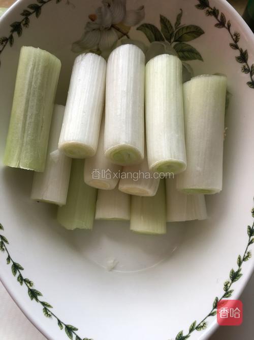 把大葱白切成五厘米长的葱段备用.