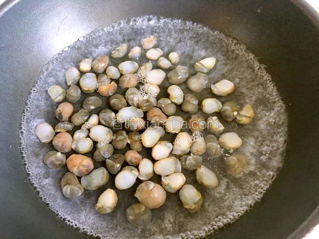 倒入泥螺，水再次烧开，马上关火捞出。