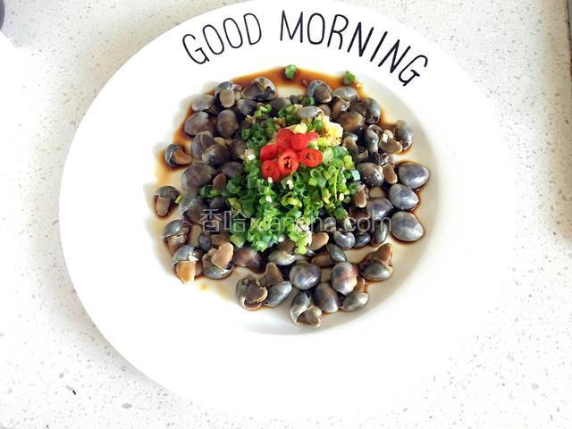 倒少许酱油，放葱姜蒜末。