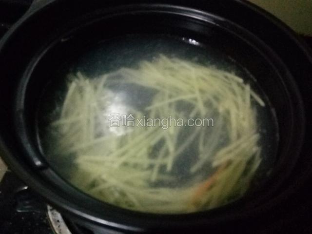水开后吧第三步骤中的菜分别烫熟，几秒钟即可