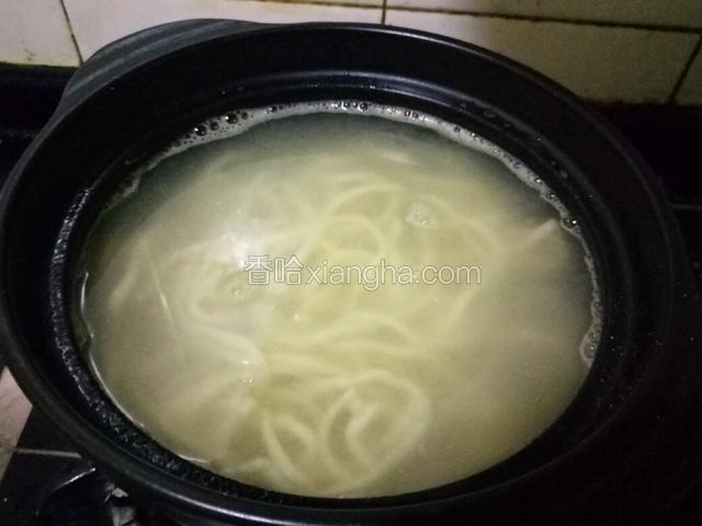 添加适量热水，再次烧开，下入面条，打两次水即可捞出过凉水
