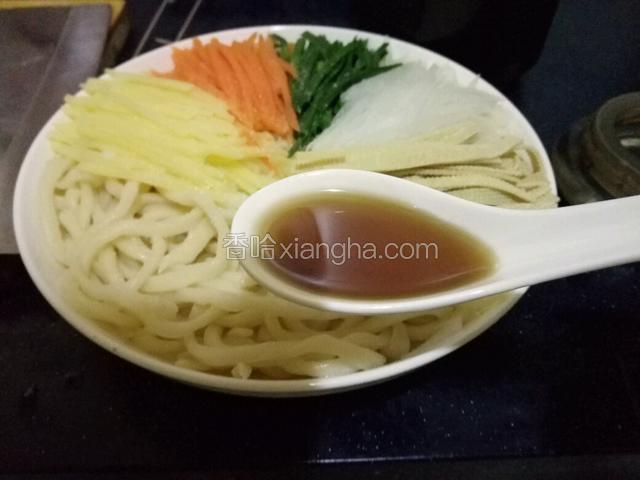 在面上撒上盐，糖，醋，生抽（材料中的量勺为此图中的普通的瓷勺）