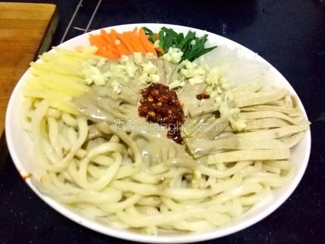 蒜切碎，根据个人喜好加油泼辣子