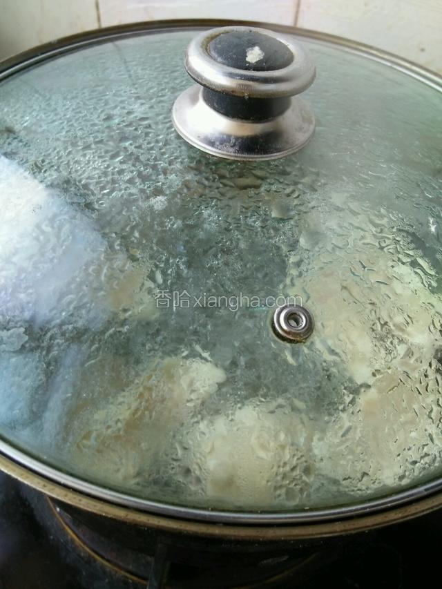 开水下锅，盖上盖子