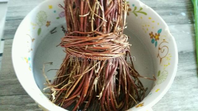 把鸡骨草洗干净，泡在水里10分钟