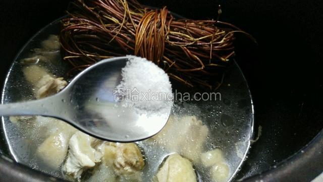 炖煮，40分钟后加入少许盐
