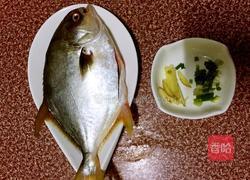 干烧金鲳鱼的做法图解1