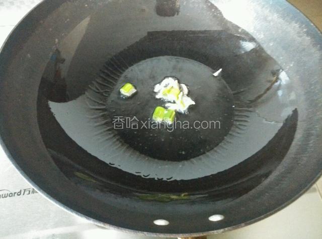 锅中放油加热，葱姜爆香