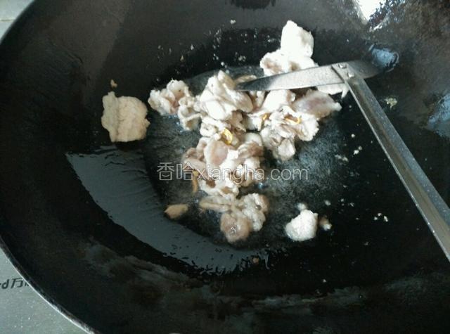 五花肉放入，炒至变色