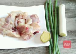 姜葱炒鸡的做法图解1