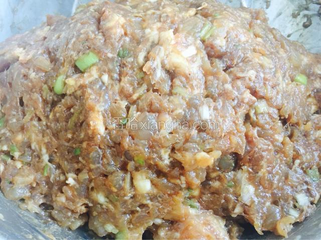 羊肉洗净控水剁碎，葱姜切末放进羊肉里，用调馅料，盐，老抽，胡椒粉，蛋清，味精戴一次性手套，用手把所有食材顺时针方向搅拌均匀，让肉馅充分上劲