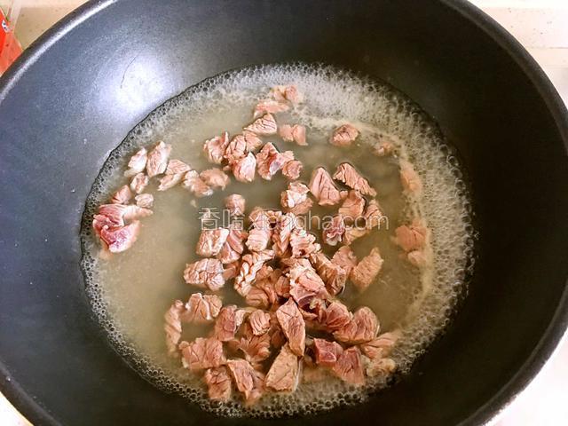 锅里水烧开，放牛肉焯一下。