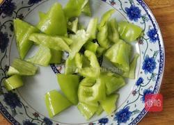 培根尖椒炒魔芋的做法图解2