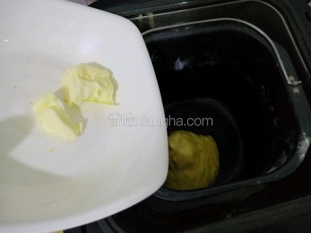 揉成光滑的面团 加入软化的黄油