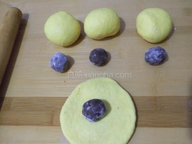 取一个松弛好的面团，擀开包入豆沙馅儿