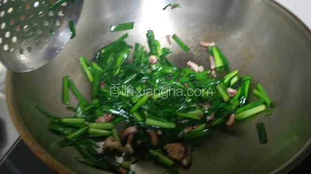 韭菜变软，加盐，酱油，五香粉，翻炒均匀