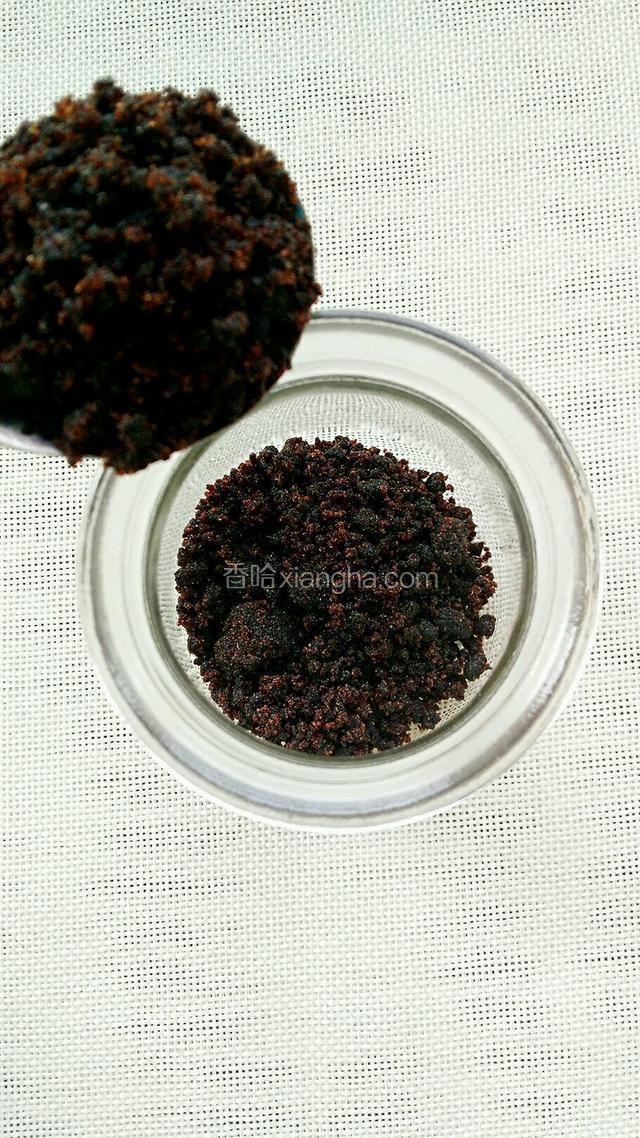 找一个可以密封的玻璃罐，在底部铺上适量红糖。