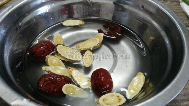 把药材放入水浸泡十分钟