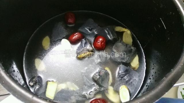 把所有材料放入锅内，加入适量的水