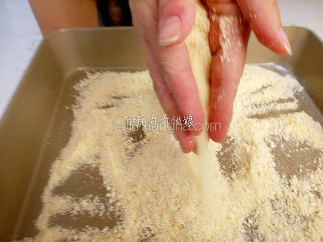 完全烘干的土司块用手搓碎，粗细程度随自己喜好即可。介意卫生的可以戴一次性手套操作。也可以偷懒用料理机打碎。