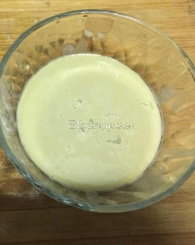 鸡蛋和淀粉调成淀粉液（鸡蛋打散，慢慢加入淀粉）