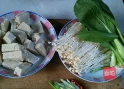 金针菇炖冻豆腐的做法图解1