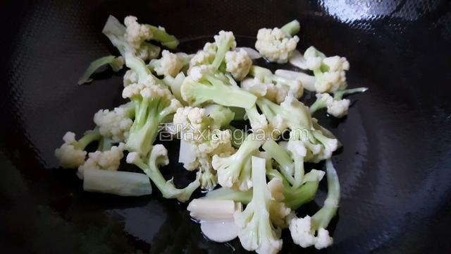 放入菜花翻炒一会