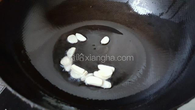 倒入提前做好的麻油，放入蒜瓣炒出香味