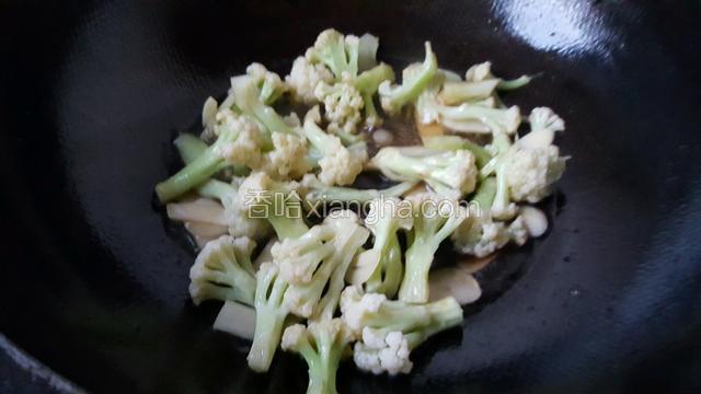 倒入味达美！盐翻炒一会！滴入少量水！