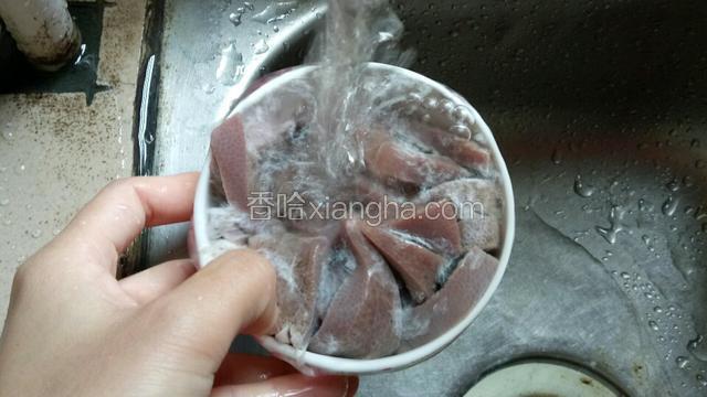 放到水龙头下用水冲洗十分钟。