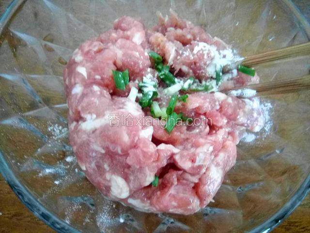 瘦肉剁碎加盐，料酒，生抽，淀粉，葱花拌匀腌制一会