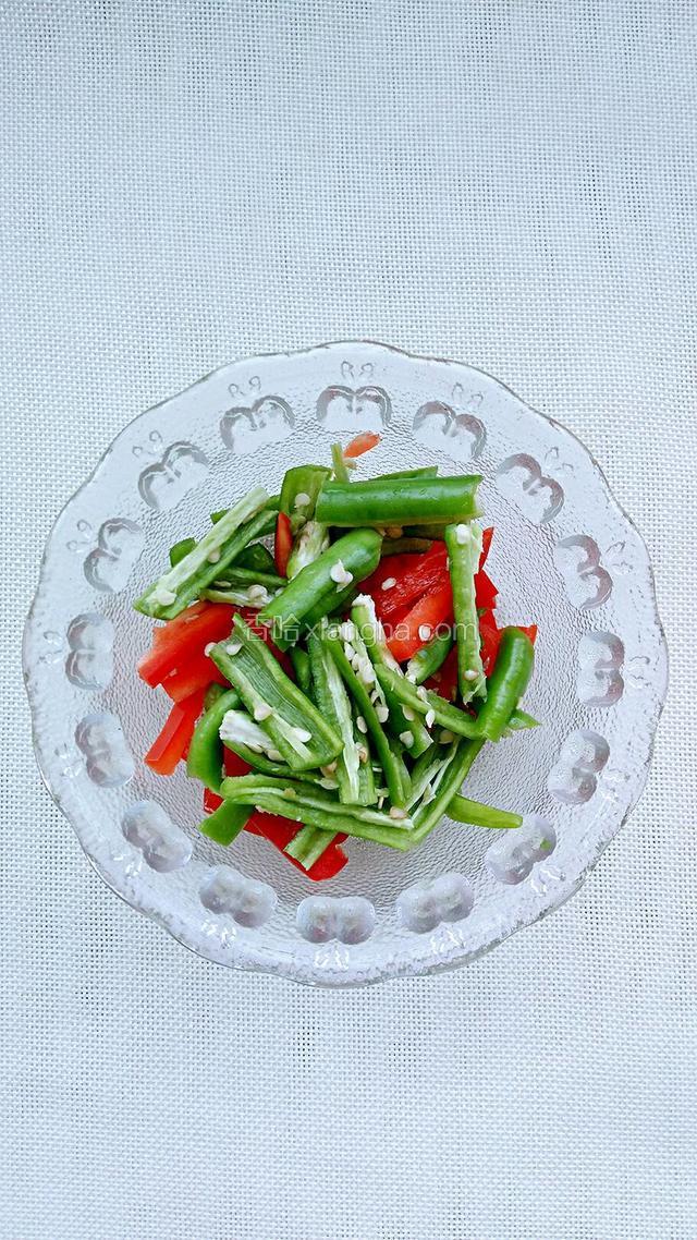 青椒和红泡椒都切粗丝。
