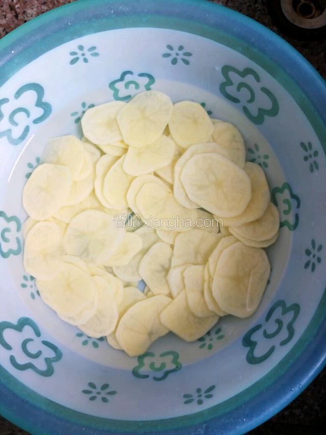 用清水浸泡10分钟，去掉一部分淀粉，沥干水