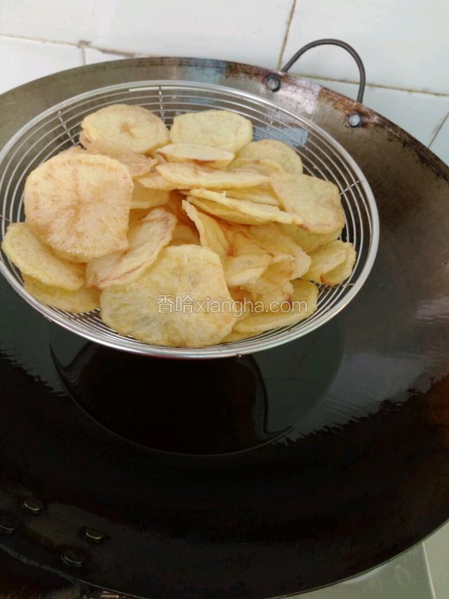 将土豆炸表面金黄酥脆起锅，沥干油