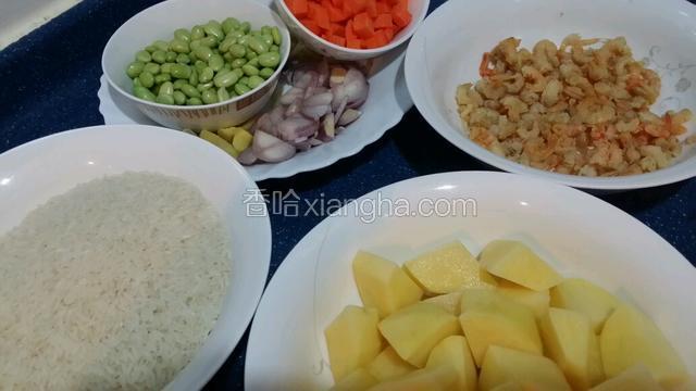 準備好食材~薯仔去皮洗淨切小塊~甘筍去皮切粒~毛豆米~蝦米洗淨瀝乾水份~乾蒽去衣切小片~米洗淨瀝乾水分