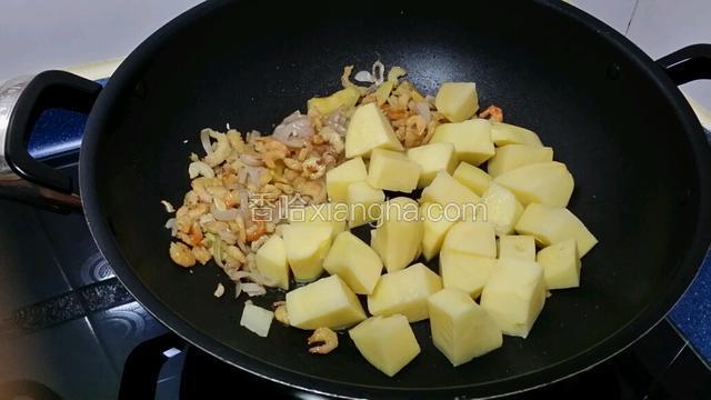 聞到好香的蝦米味~接著放入薯仔翻炒片段