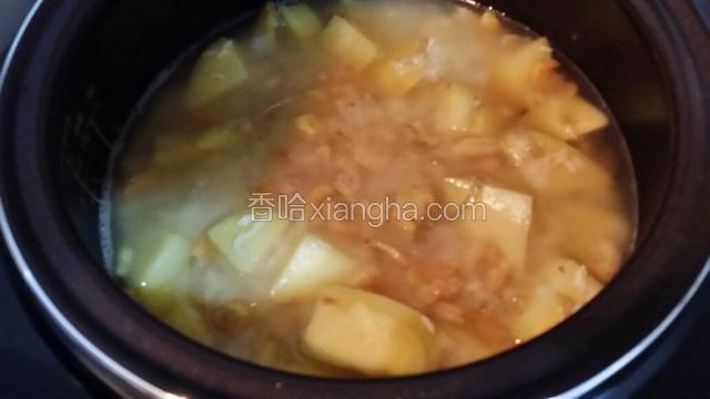 將炒好的食材鏟入電飯煲~加兩碗半水~按煮鍵制
