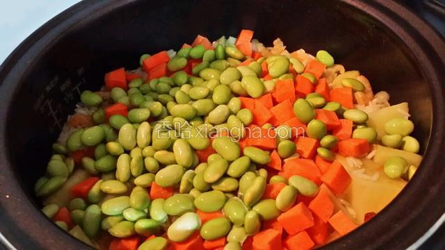 煮到最後十分鐘~放入甘筍~毛豆~蓋著飯煲繼續煮