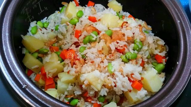 飯煲跳制~打開蓋~淋上小小蔥油~試試味~唔夠鹹再加小許美極鮮醬油。
