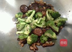 香菇炒西兰花的做法图解7