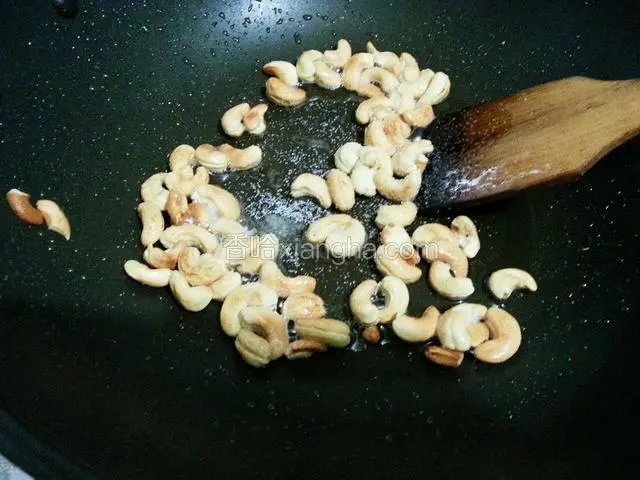 小火不停翻炒，炒至微微黄，放少许盐