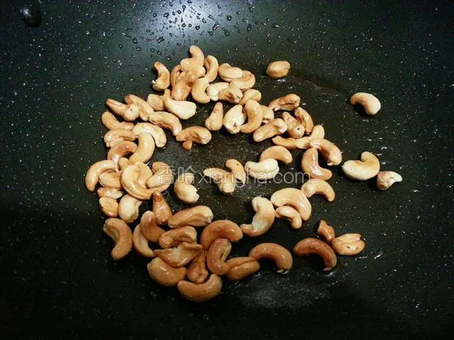 腰果炒至金黄色，关火
