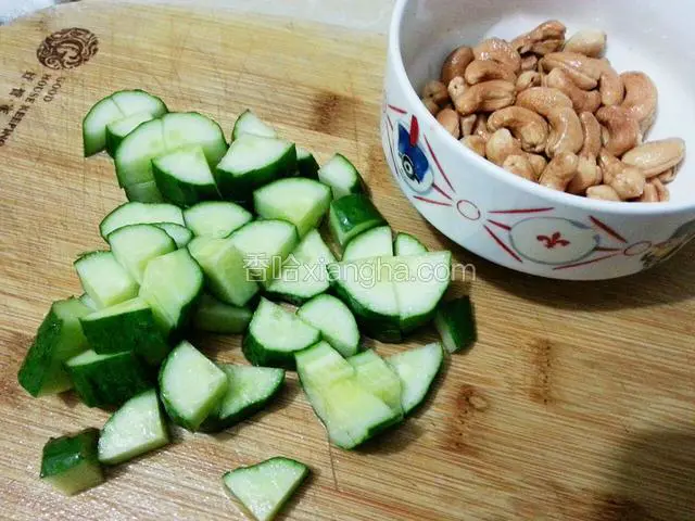 黄瓜切小块，腰果盛出