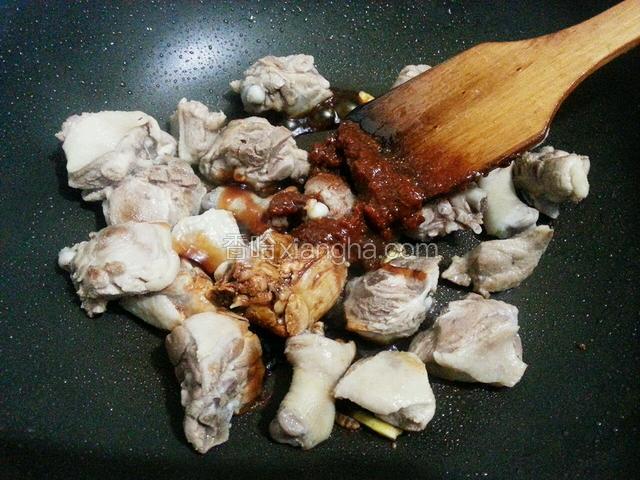 然后加入盐，料酒，耗油，六月鲜酱油，豆瓣酱，翻炒均匀