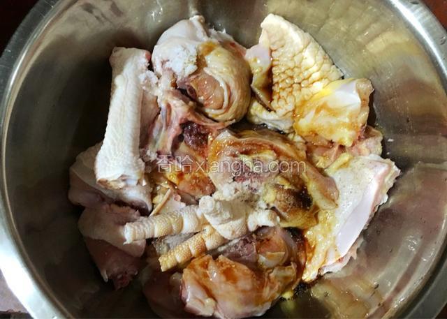 取一个大盆放入鸡肉、盐、胡椒粉、蚝油、生抽和木薯粉