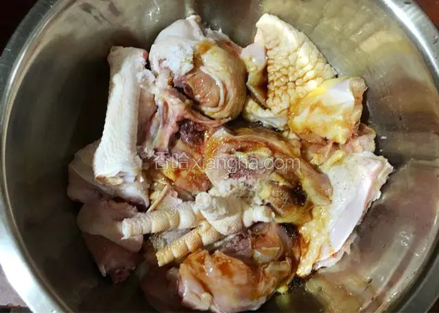 取一个大盆放入鸡肉、盐、胡椒粉、蚝油、生抽和木薯粉